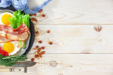 Eski bir arka planda sağlıklı bir kahvaltı