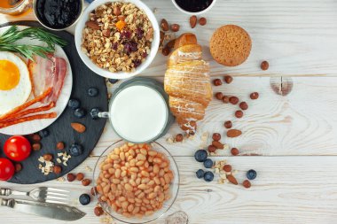 Eski bir arka planda sağlıklı bir kahvaltı