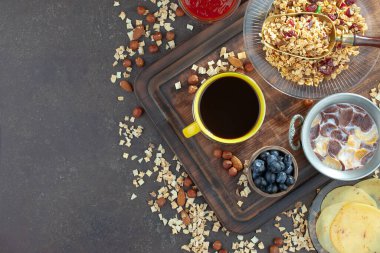 Eski bir arka planda sağlıklı bir kahvaltı