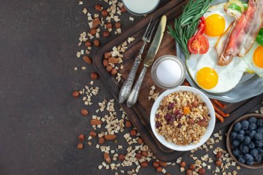 Eski bir arka planda sağlıklı bir kahvaltı