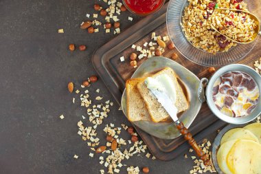 Eski bir arka planda sağlıklı bir kahvaltı