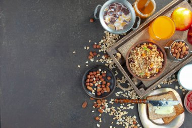 Eski bir arka planda sağlıklı bir kahvaltı