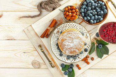 Eski bir arka planda sağlıklı bir kahvaltı