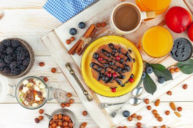 Eski bir arka planda sağlıklı bir kahvaltı