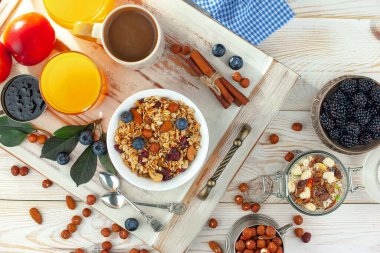 Eski bir arka planda sağlıklı bir kahvaltı