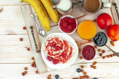 Eski bir arka planda sağlıklı bir kahvaltı