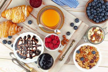 Eski bir arka planda sağlıklı bir kahvaltı