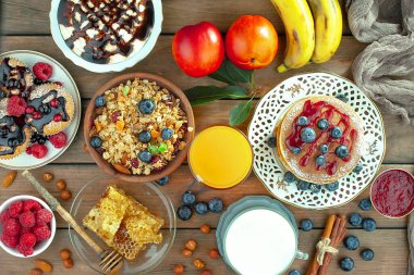 Eski bir arka planda sağlıklı bir kahvaltı