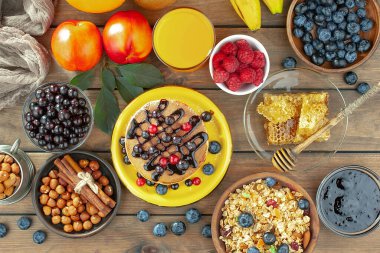 Eski bir arka planda sağlıklı bir kahvaltı