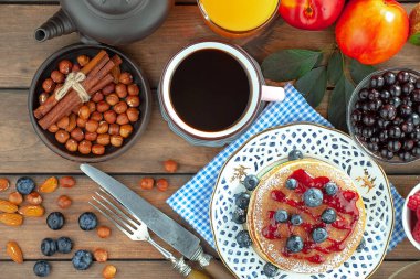Eski bir arka planda sağlıklı bir kahvaltı