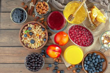 Eski bir arka planda sağlıklı bir kahvaltı