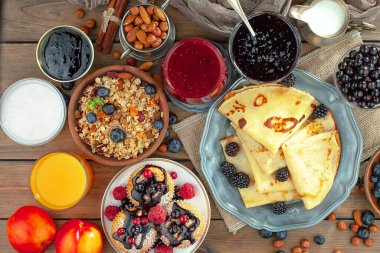 Eski bir arka planda sağlıklı bir kahvaltı