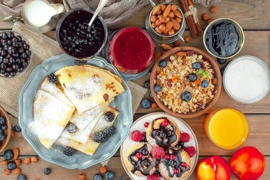 Eski bir arka planda sağlıklı bir kahvaltı