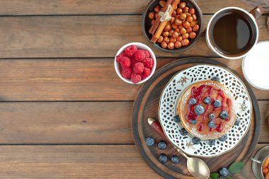 Eski bir arka planda sağlıklı bir kahvaltı