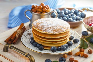 Eski bir arka planda sağlıklı bir kahvaltı