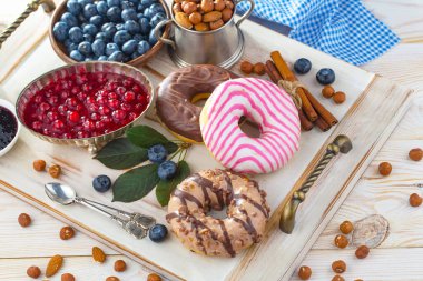 Eski bir arka planda sağlıklı bir kahvaltı