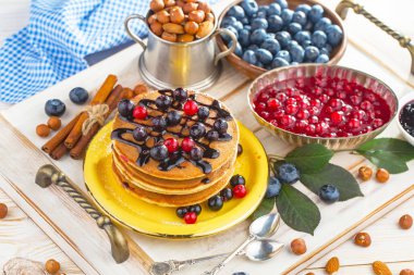 Eski bir arka planda sağlıklı bir kahvaltı