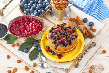 Eski bir arka planda sağlıklı bir kahvaltı