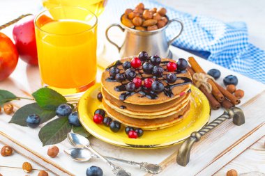 Eski bir arka planda sağlıklı bir kahvaltı
