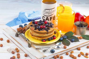 Eski bir arka planda sağlıklı bir kahvaltı