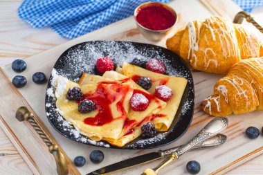 Eski bir arka planda sağlıklı bir kahvaltı