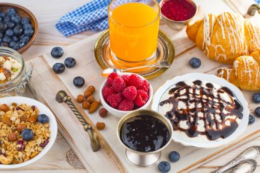 Eski bir arka planda sağlıklı bir kahvaltı