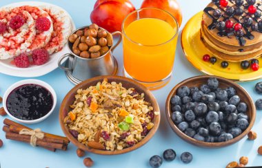 Eski bir arka planda sağlıklı bir kahvaltı