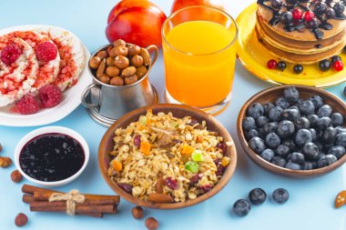 Eski bir arka planda sağlıklı bir kahvaltı