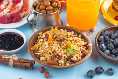 Eski bir arka planda sağlıklı bir kahvaltı