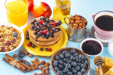 Eski bir arka planda sağlıklı bir kahvaltı