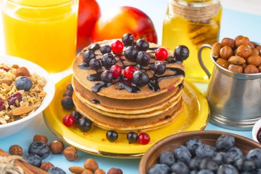 Eski bir arka planda sağlıklı bir kahvaltı