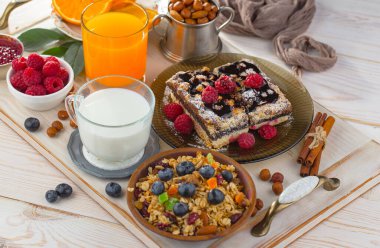 Eski bir arka planda sağlıklı bir kahvaltı