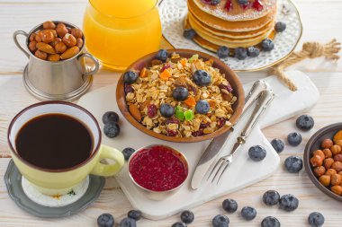 Eski bir arka planda sağlıklı bir kahvaltı