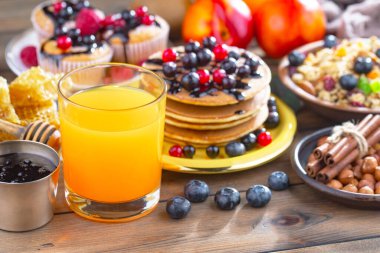 Eski bir arka planda sağlıklı bir kahvaltı