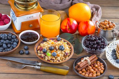 Eski bir arka planda sağlıklı bir kahvaltı