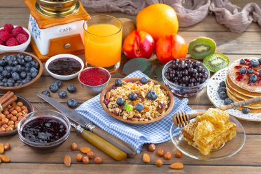 Eski bir arka planda sağlıklı bir kahvaltı