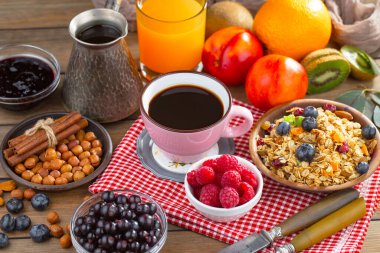 Eski bir arka planda sağlıklı bir kahvaltı