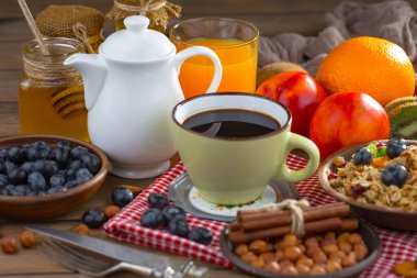 Eski bir arka planda sağlıklı bir kahvaltı