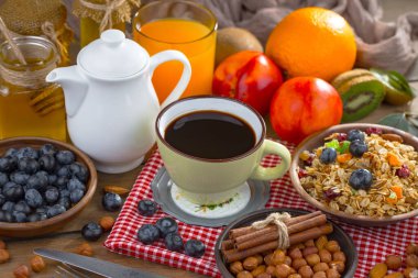 Eski bir arka planda sağlıklı bir kahvaltı