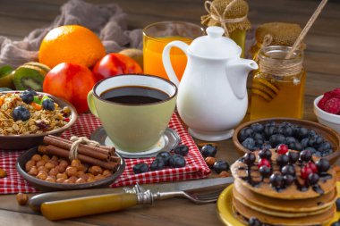 Eski bir arka planda sağlıklı bir kahvaltı