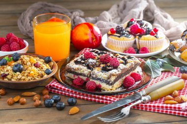 Eski bir arka planda sağlıklı bir kahvaltı