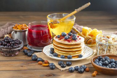 Eski bir arka planda sağlıklı bir kahvaltı. Lezzetli ve sağlıklı yemek kavramı..