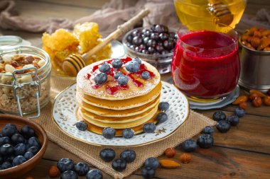 Eski bir arka planda sağlıklı bir kahvaltı. Lezzetli ve sağlıklı yemek kavramı..