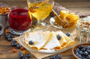 Eski bir arka planda sağlıklı bir kahvaltı. Lezzetli ve sağlıklı yemek kavramı..