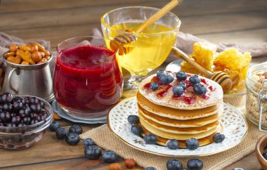 Eski bir arka planda sağlıklı bir kahvaltı. Lezzetli ve sağlıklı yemek kavramı..