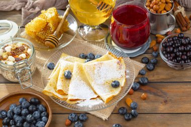 Eski bir arka planda sağlıklı bir kahvaltı. Lezzetli ve sağlıklı yemek kavramı..