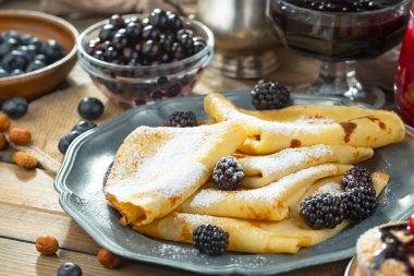 Eski bir arka planda sağlıklı bir kahvaltı. Lezzetli ve sağlıklı yemek kavramı..