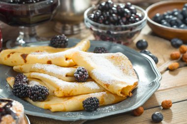 Eski bir arka planda sağlıklı bir kahvaltı. Lezzetli ve sağlıklı yemek kavramı..