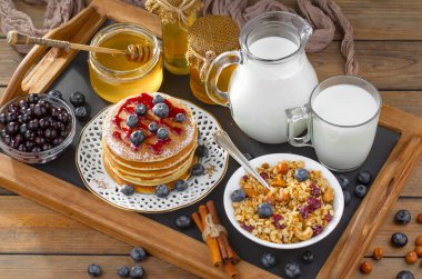 Eski bir arka planda sağlıklı bir kahvaltı. Lezzetli ve sağlıklı yemek kavramı..