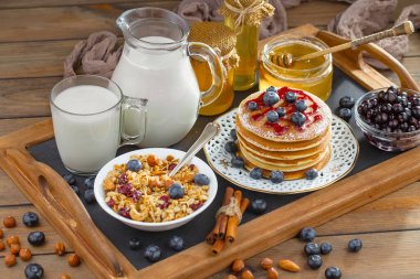 Eski bir arka planda sağlıklı bir kahvaltı. Lezzetli ve sağlıklı yemek kavramı..